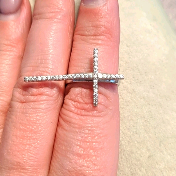 Woman's sterling silver cross ring - Picture 2 of 3